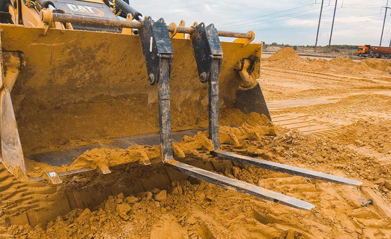 Вилы откидные паллетные Impulse PF2000 на ковш CAT 428/444 HV Market